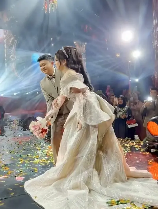 Gaun tersebut memiliki ekor panjang di area pinggang untuk memberi kesan bervolume pada tubuh ramping Bella. [Instagram/juragan_gg]