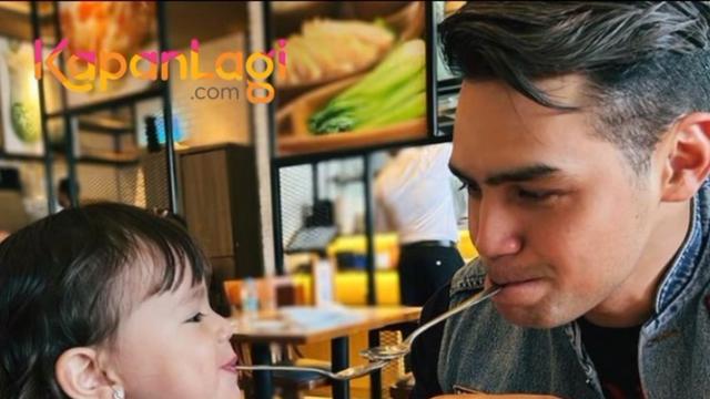 Pasangan selebriti Jonas Rivanno dan Asmirandah memiliki anak perempuan yang menggemaskan bernama Chloe. Si cantik ini sedang lucu-lucunya lho. Kalau kata orang sih, cinta pertama anak perempuan adalah ayahnya. Intip potret Chloe ngedate sama papa Jo...