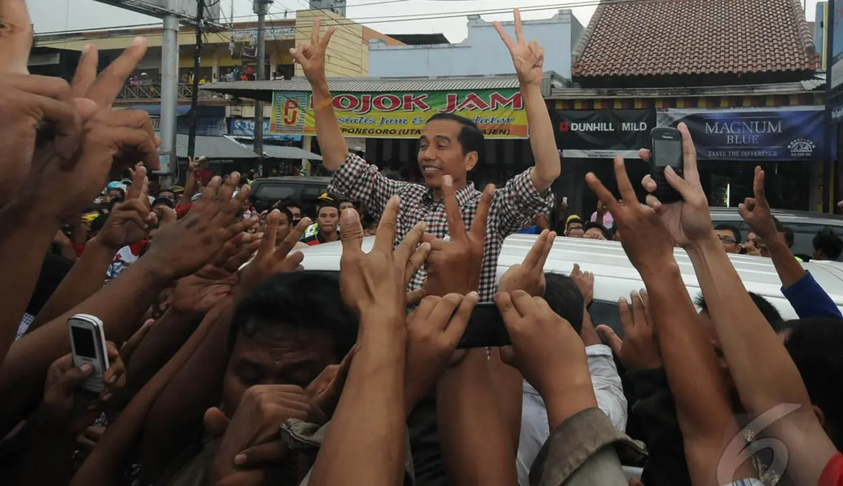  Dengan pengawalan yang tidak terlalu ketat, Jokowi perlahan masuk ke dalam lautan pendukungnya dan berjalan ke arah pasar, Pekalongan, Kamis (19/6/2014) (Liputan6.com/Herman Zakharia)
