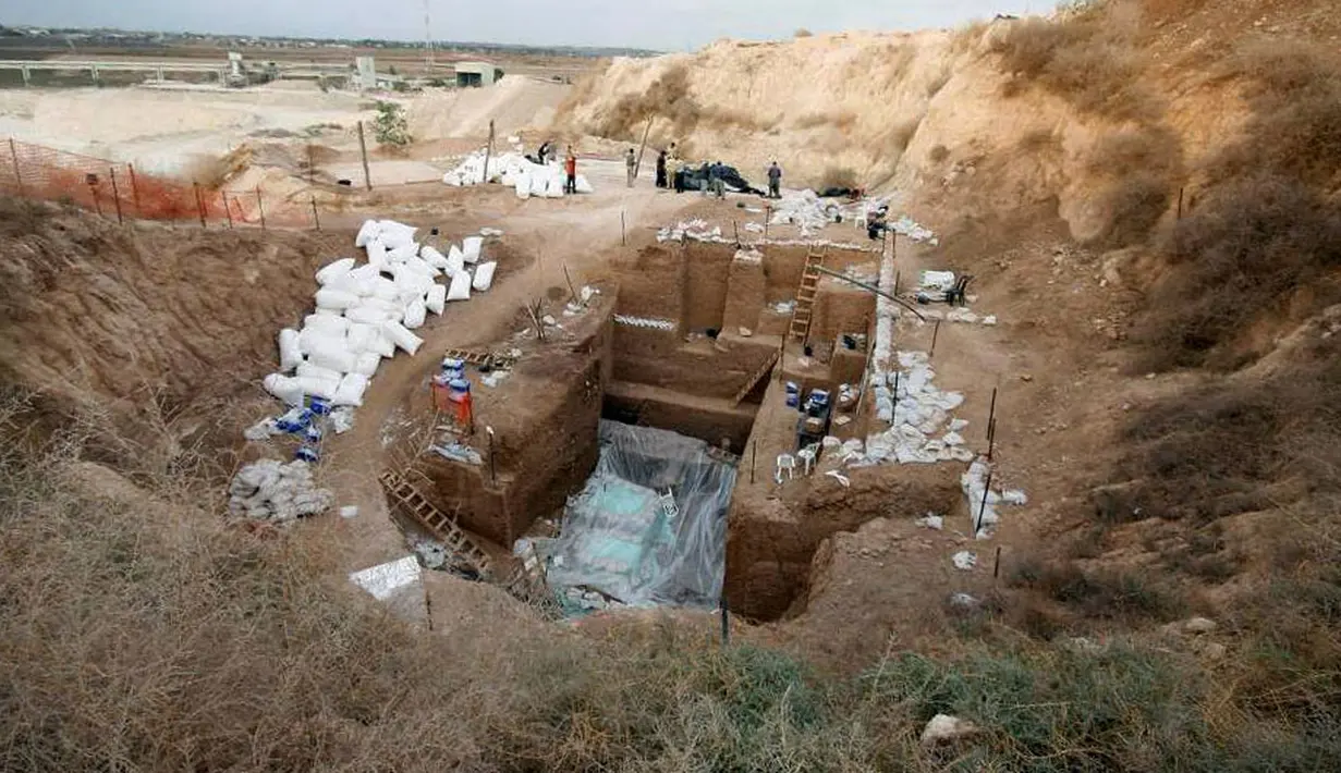 Gambar yang dirilis 24 Juni 2021 menunjukkan situs penggalian tempat penemuan sisa-sisa tulang dari jenis manusia purba yang tidak dikenal di dekat kota Ramla, Israel. Para ilmuwan telah menamai garis keturunan yang baru ditemukan itu sebagai "tipe Nesher Ramla Homo". (TEL AVIV UNIVERSITY/AFP)