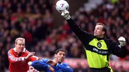 Bek Manchester United, Henning Berg (kiri) berusaha menyambut umpan sepak pojok yang berhasil dihalau kiper Everton, Thomas Myhre pada laga Liga Inggris 1998/1999 di Old trafford Stadium, Manchester (21/3/1999). Henning Berg terlebih dahulu meraih trofi Liga Inggris bersama Blackburn Rovers pada musim 1994/1995. Saat Manchester United menariknya pada 1997/1998, ia kembali meraih dua trofi Liga Inggris pada musim 1998/1999 dan 1999/2000. (AFP/PA/Owen Humphreys)