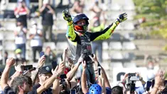 Pembalap MotoGP Valentino Rossi melambaikan tangan pada akhir balapan MotoGP Valencia 2021 di Sirkuit Ricardo Tormo, Cheste, Spanyol, 14 November 2021. Valentino Rossi mengakhiri musim dan kariernya di MotoGP pada balapan MotoGP Valencia 2021. (AP Photo/Alberto Saiz)