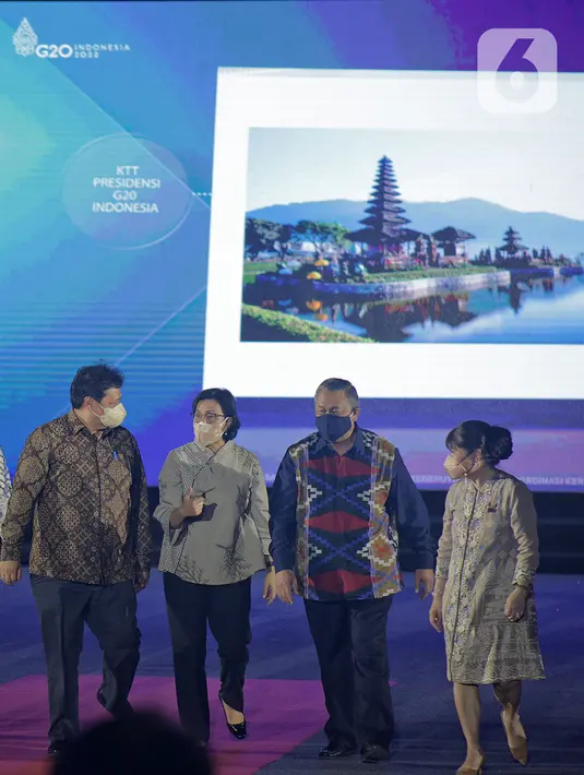 (ki-ka) Menko Perekonomian Airlangga Hartarto, Menkeu Sri Mulyani, Gubernur BI Perry Warjiyo, Chair Business 20 Shinta Widjaja Kamdani berjalan bersama saat Opening Ceremony Presidensi G20 Indonesia 2022 di Jakarta, Rabu (1/12/2021). (Liputan6.com/Herman Zakharia)