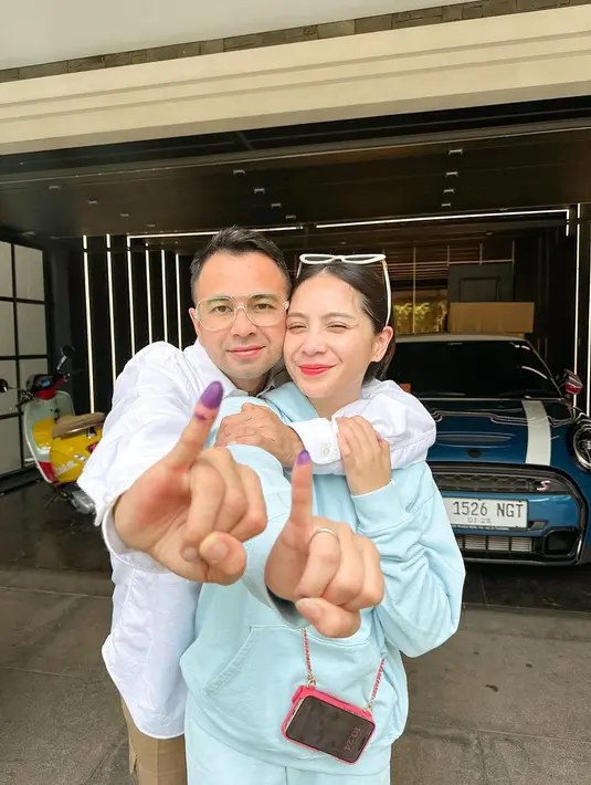 Nyoblos bareng Raffi Ahmad, Nagita Slavina tampil nyaman saat datang ke TPS. Ia kenakan setelah sweater dan celana training biru langit dengan sunglasses [@raffinagita1717]