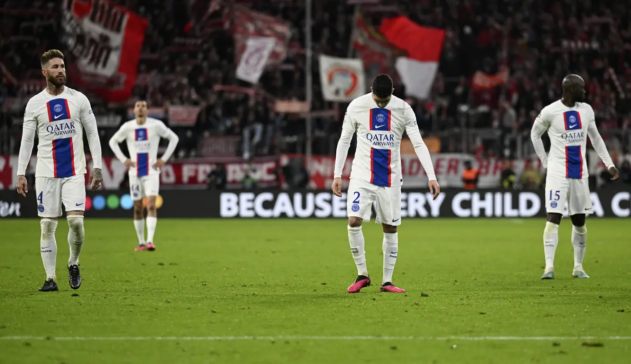 Para pemain PSG bertepuk tangan untuk suporternyausai bertanding melawan Bayern Munchen pada leg kedua babak 16 besar Liga Champions di Allianz Arena di Munich, Jerman, Kamis (9/3/2023). Secara agregat, Les Parisiens kalah 0-3 karena di leg pertama tumbang 0-1. 
(AP Photo/Andreas Schaad)