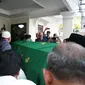 Sys NS (Jenazah Tiba Dirumah Duka) (Nurwahyunan/bintang.com)