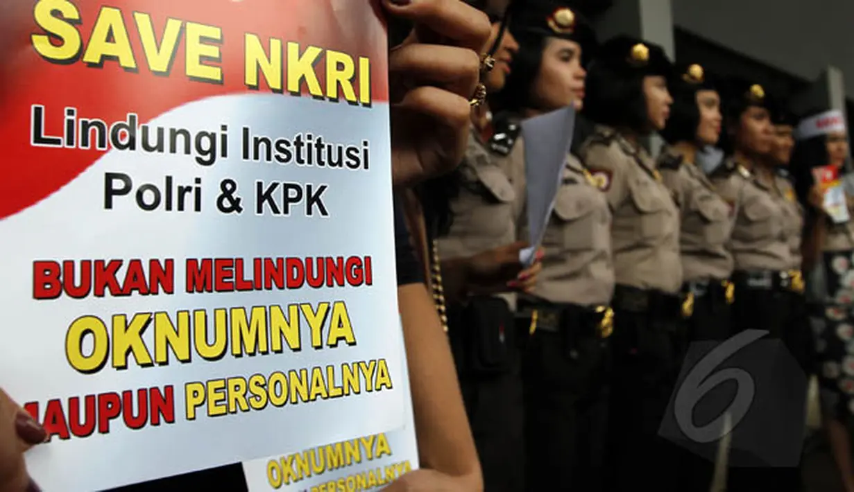 Para wanit cantik berfoto bersama polwan yang menjaga keamanan jelang sidang praperadilan Komjen Budi Gunawan di Pengadilan Negeri Jakarta Selatan, Senin (2/2/2015). (Liputan6.com/Johan Tallo)