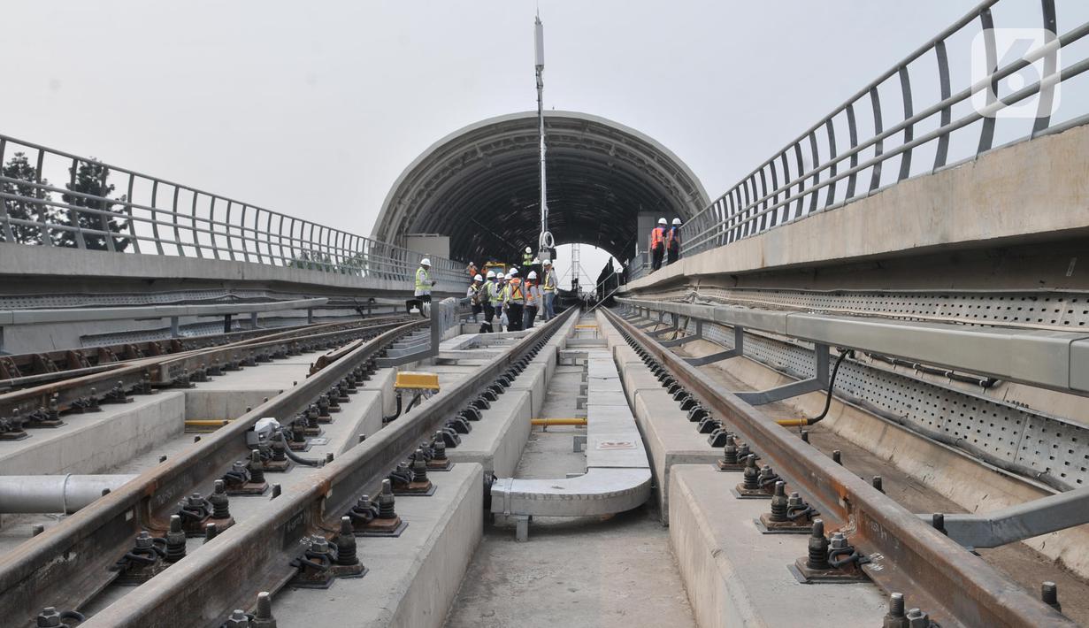 Aktivitas pekerja di Stasiun Light Rail Transit (LRT) Cibubur, Harjamukti, Depok, Minggu (13/10/2019). Progres pembangunan Stasiun LRT Cibubur baru mencapai 60 persen dan ditargetkan rampung serta diuji coba pada November 2019. (merdeka.com/Iqbal S. Nugroho)
