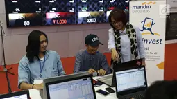 Direktur Mandiri Sekuritas Lisana Irianiwati saat melihat peserta kompetisi Trading Challenge 2017 di bursa efek indonesia, Jakarta, Kamis (7/12). Kompetisi ini diikuti oleh 120 pesera se-Jabodetabek. (Liputan6.com/Angga Yuniar)