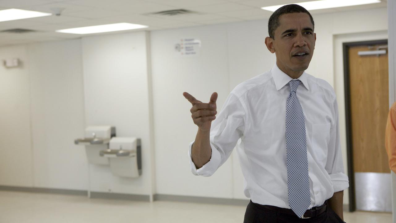 Gaya Obama Menggulung Lengan Baju