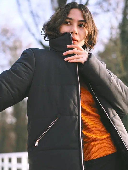 Atau ketika Adinda Thomas memilih mengenakan puffer jacket berwarna hitam seperti terlihat di foto ini. Foto: Instagram.