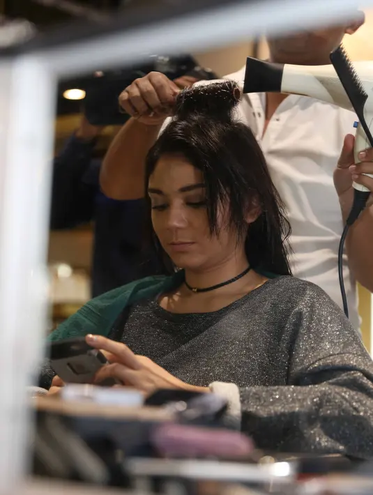 "Alhamdulillah saya melewati 5 tahun dengan bahagia saja. Nggak ada satu hal yang gimana-gimana. Kuncinya saling percaya sih, jujur, jadi komunikasi tercipta baik," ungkap Thalita Latief, di Mall Kota Kasablanka, Jumat (9/12). (Nurwahyunan/Bintang.com)