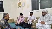 Menteri Energi dan Sumber Daya Mineral (ESDM) sekaligus Ketua Umum Partai Golkar Bahlil Lahadalia saat bertemu ulama besar Sayyid Ahmad bin Muhammad Al Maliki di madinah. (Dok. Istimewa)