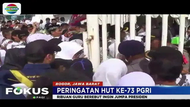 Karena membludak, pihak keamanan kewalahan melakukan penjagaan, kendati 11 gerbang pintu masuk Stadion Pakansari sudah disiapkan.