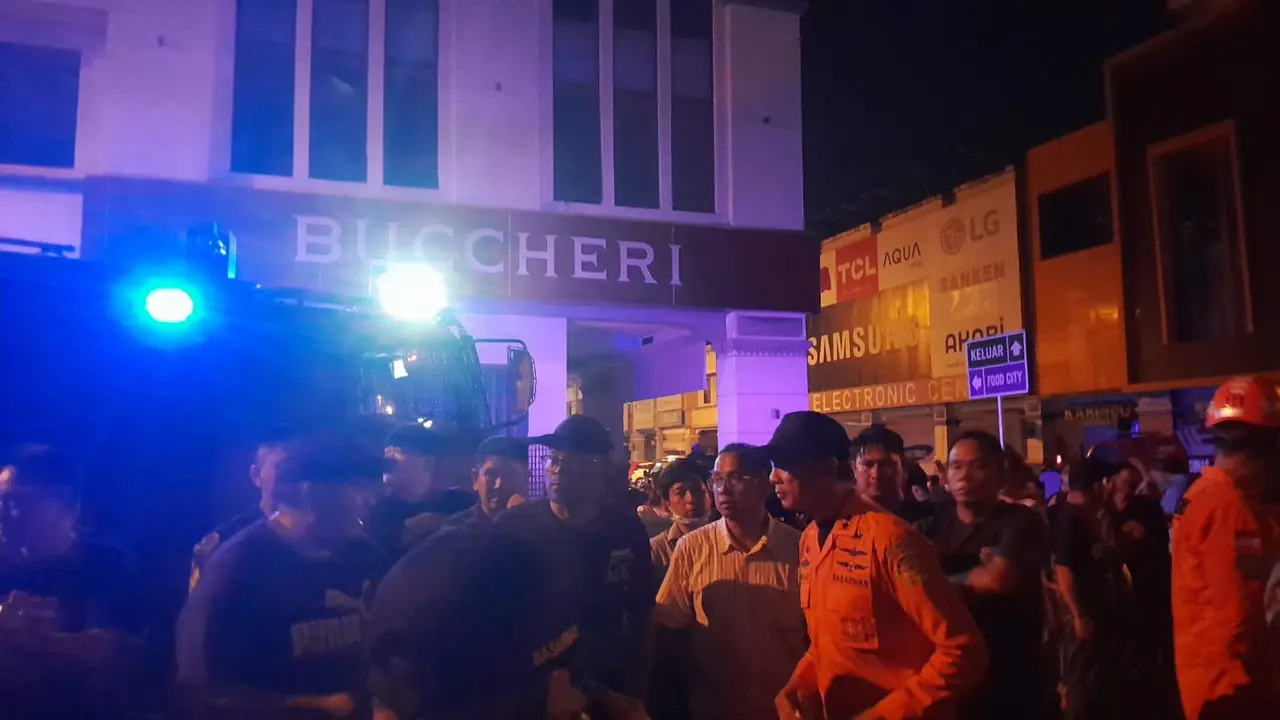Kebakaran hebat melanda pusat perbelanjaan terbesar di Megamall Manado pada Sabtu (16/5/2026) malam.