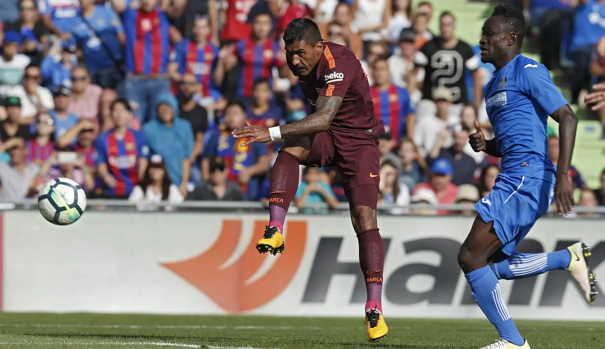 Gelandang Barcelona, Paulinho, melepaskan tendangan  ke gawang Getafe pada laga La Liga di Stadion Alfonso Perez, Sabtu (16/9/2017). Barcelona menang 2-1 atas Getafe. (AP/Francisco Seco)