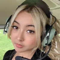 Abigail Michelle, sosok pilot indonesia yang berhasil gemparkan jagat maya dengan aksi bawa pesawat sendiri saat menonton tim sepak bola kesayangannya di London. [Foto: Instagram/AbigailMchel]