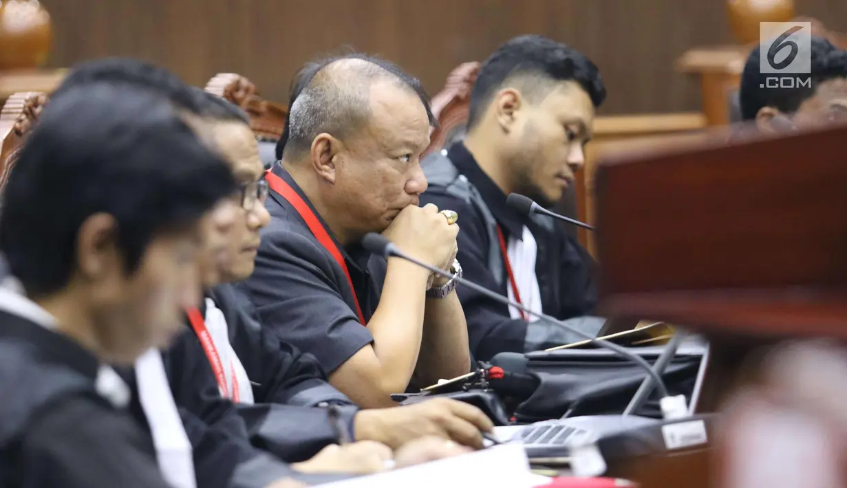 Peneliti Ekonomi Kerakyatan AM Putut Prabantoro saat sidang uji UU BUMN di Jakarta, Senin (5/3). MK mengelar sidang pengujian UU No 19 tahun 2003 tentang Badan Usaha Milik Negara dengan agenda pemeriksaan pendahuluan. (Liputan6.com/Angga Yuniar)
