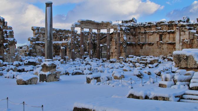 Salju menutupi kota Baalbek di Lebanon kuno di timur Lembah Bekaa (17/1). Baalbek terkenal karena reruntuhan kuil Romawi di wilayah ini. (AP Photo)