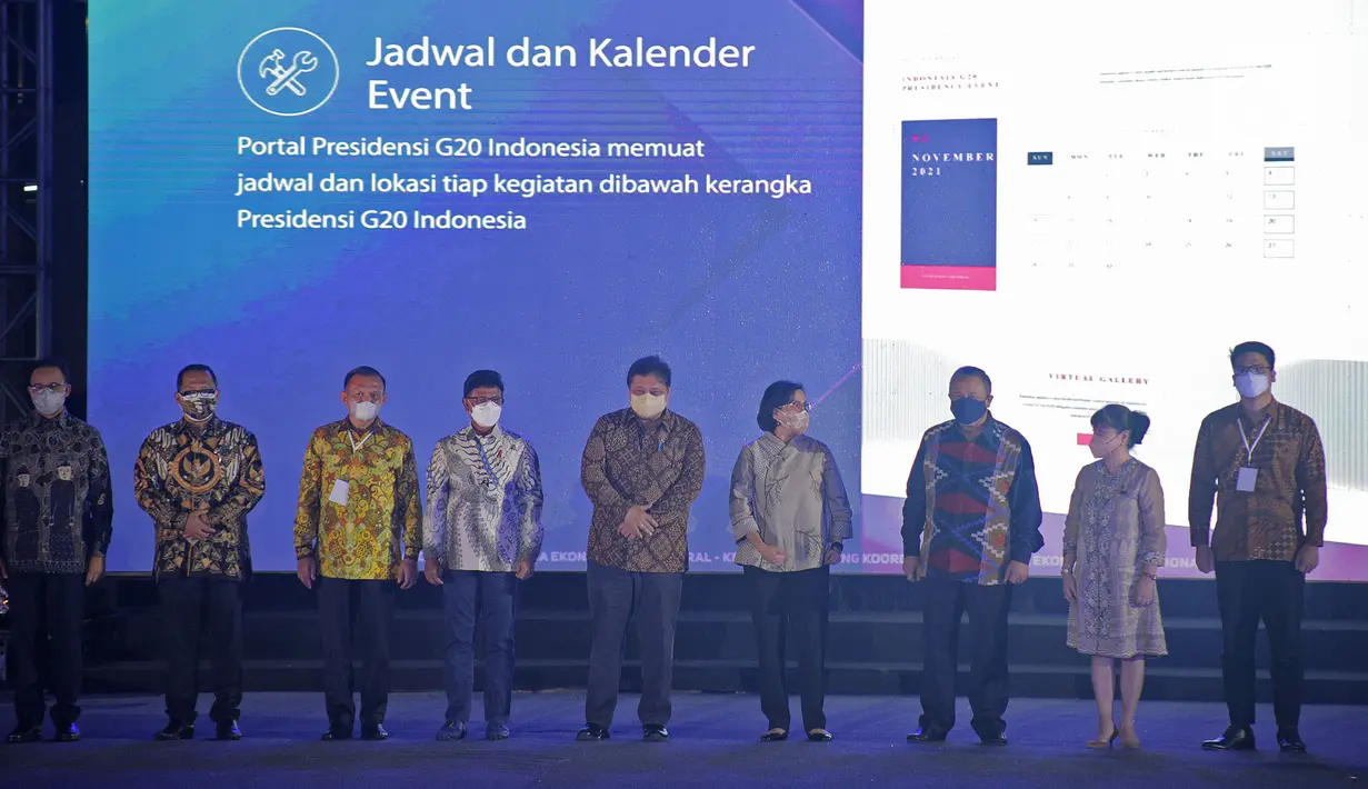 Gubernur DKI Jakarta Anies Baswedan (kiri) bersama sejumlah pejabat tinggi negara dan Chair Business 20 Shinta Widjaja Kamdani dan Co Chair Youth 20 Michael Victor Sianipar saat Opening Ceremony Presidensi G20 Indonesia 2022 di Jakarta, Rabu (1/12/2021). (Liputan6.com/Herman Zakharia)