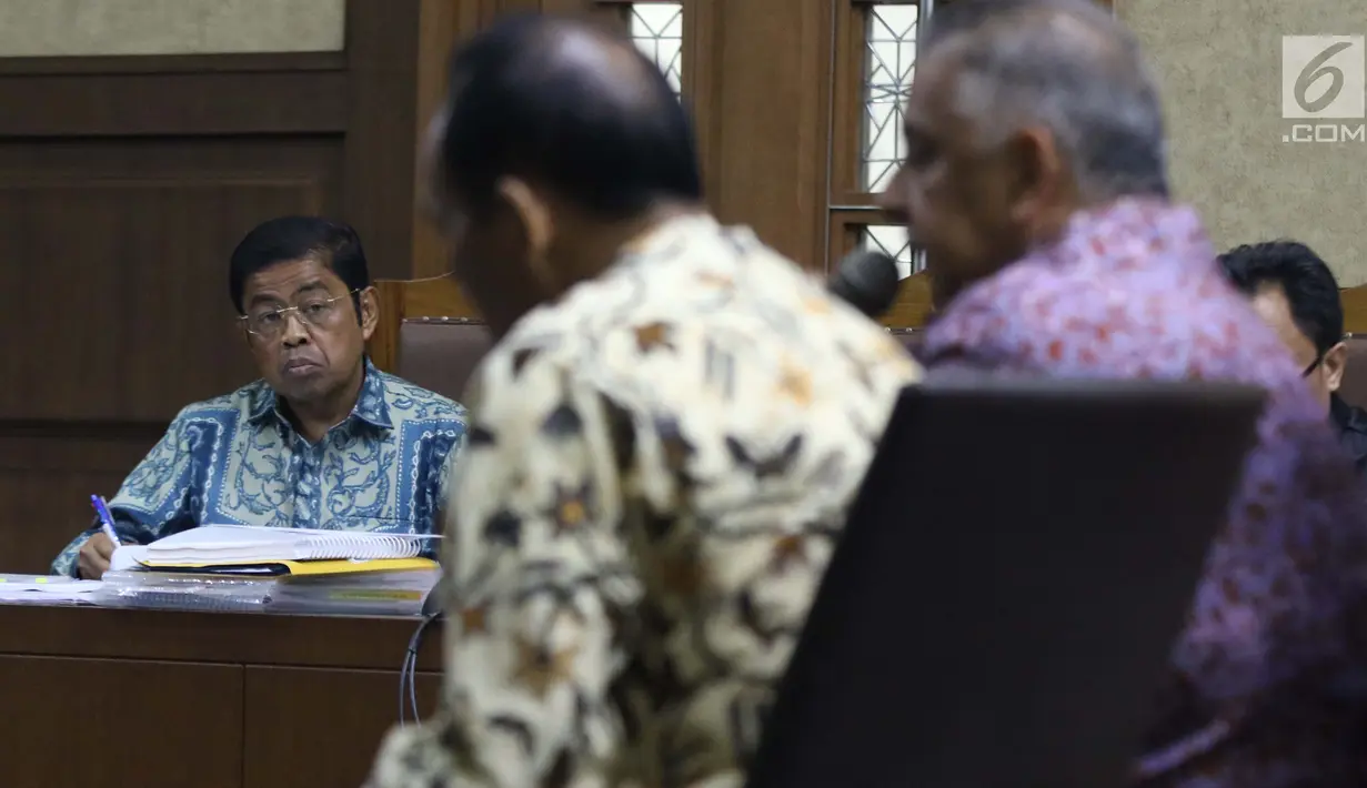 Terdakwa dugaan penerimaan suap terkait kerja sama pembangunan PLTU Riau-1 Idrus Marham (kiri) menyimak keterangan Dirut PT PLN Persero Sofyan Basir saat sidang lanjutan di Pengadilan Tipikor, Jakarta, Selasa (12/2). (Liputan6.com/Helmi Fithriansyah)