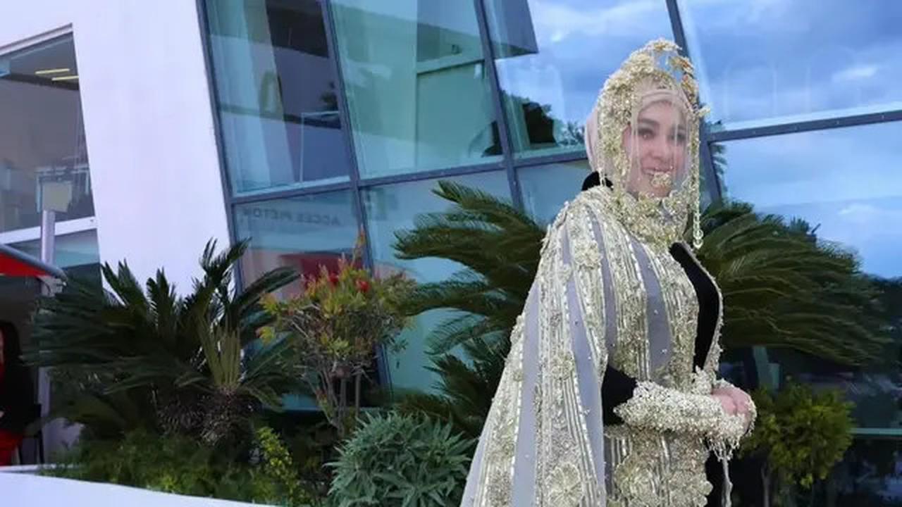 Menilik Detail Outer dan Veil Emas yang Dipakai Syahrini di Hari ke-2 Festival Film Cannes