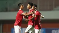 Pemain Timnas Indonesia U-16, Arkhan Kaka Putra (tengah), merayakan gol yang dicetaknya ke gawang Filipina pada ajang Piala AFF U-16 2022 di Stadion Maguwoharjo, Sleman pada Minggu (31/7/2022) malam WIB. (Dok. PSSI)