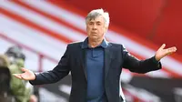 Pelatih Everton, Carlo Ancelotti, memperhatikan pemainnya saat menghadapi Sheffield United pada laga lanjutan Premier League di Bramall Lane Stadium, Selasa (21/7/2020) dini hari WIB. Everton menang 1-0 atas Sheffield United. (AFP/Peter Powell/pool)