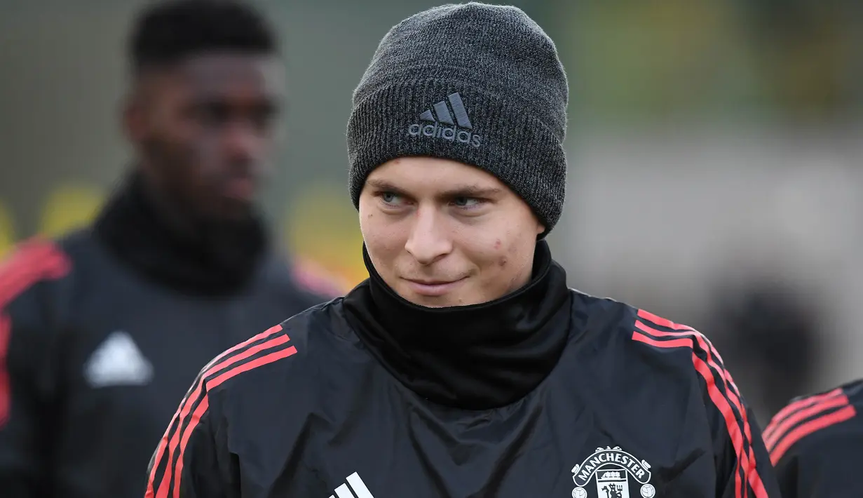Bek Manchester United, Victor Lindelof, mengikiuti sesi latihan jelang laga Liga Champions di Manchester, Senin (4/12/2017). Manchester United akan berhadapan dengan CSKA Moscow. (AFP/Paul Ellis)