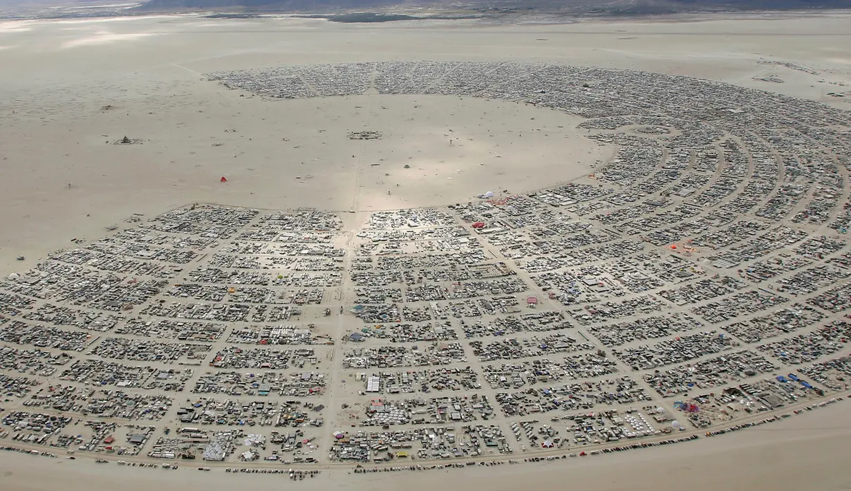 Pandangan udara sekitar 70.000 orang dari seluruh dunia berkumpul untuk mengikuti Festvial Seni Burning Man di padang pasir Black Rock, Nevada, Amerika Serikat. (31/08). Festival tahunan ini telah berjalan 30 tahun. (REUTERS/Jim Urquhart)