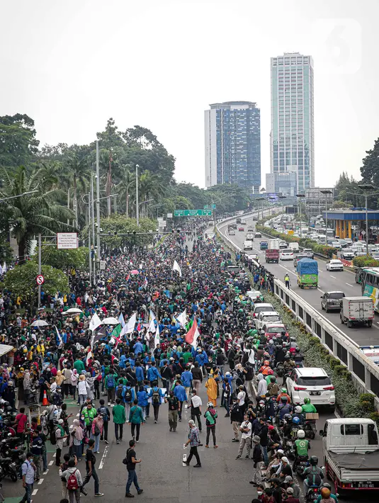 Massa mahasiswa sejumlah aliansi mulai mendatangi kawasan sekitar Gedung DPR untuk berunjuk rasa di Jakarta, Senin (11/4/2022). Diketahui, ada empat tuntutan yang disuarakan dalam aksi mahasiswa, salah satunya menolak penundaan pemilu 2024 atau masa jabatan 3 periode. (Liputan6.com/Faizal Fanani)
