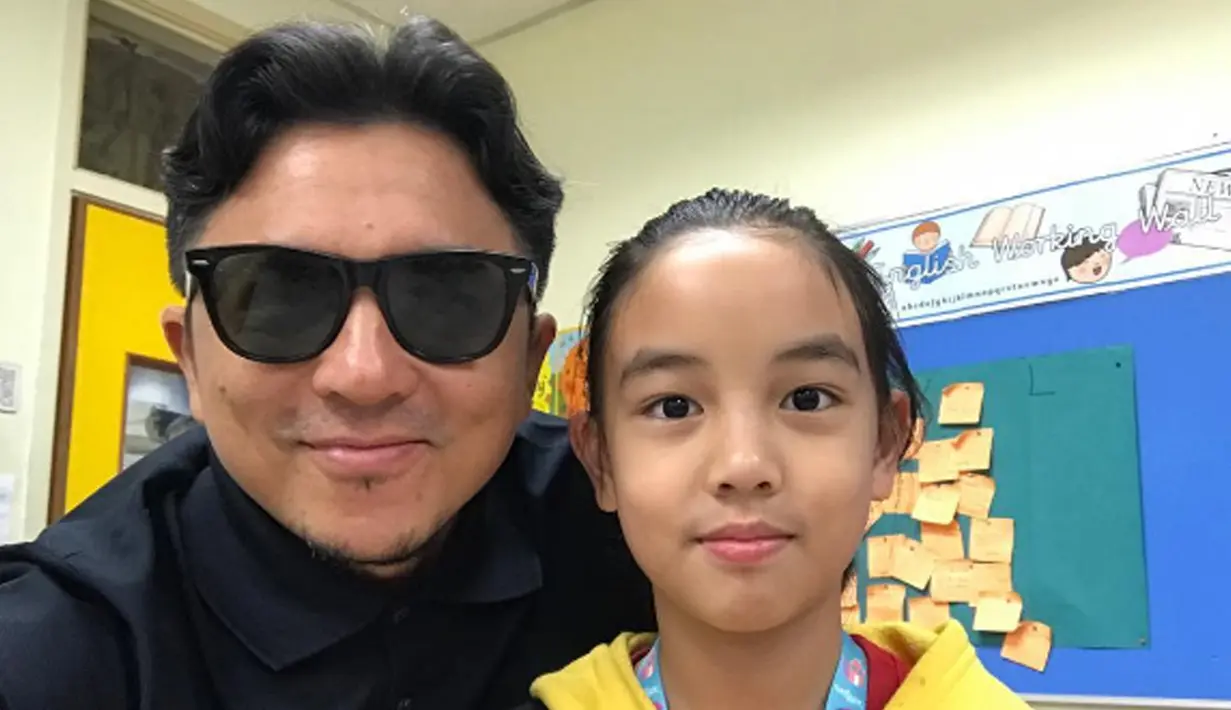 Engku Emran bersama anaknya, Engku Aleesya. Meski sibuk, Engku Emran tidak mengabaikan tugas dan tanggung jawabnya sebagai seorang ayah. (instagram/iamkumbre)