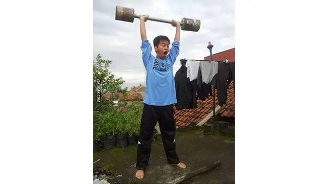 6 Potret Menahan Kantuk Ini Kocak, Ada yang Menguap Lebar