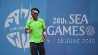 Petemis Indonesia Christopher Rungkat kalah dari petenis Thailand Danai Udomchoke pada partai kedua final tenis beregu putra SEA Games 2015 Singapura (Liputan6.com/Helmi Fithriansyah)