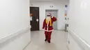 Seorang pria mengenakan kostum Santa Claus berjalan di RS Siloam, TB Simatupang, Jakarta, Kamis (21/12). Kegiatan ini dalam rangka menyambut perayaan Hari Natal 2017. (Liputan6.com/Joan)