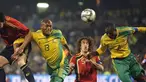 Gelandang Spanyol Albert Riera menyundul bola dan dikawal gelandang Afsel, Kagisho Dikgacoi, dalam laga lanjutan Piala Konfederasi antara Spanyol vs Afsel pada 20 Juni 2009 di Free State Stadium, Bloemfontein. AFP PHOTO/PIERRE-PHILIPPE MARCOU
