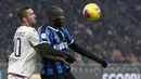 Striker Inter Milan, Romelu Lukaku, duel udara dengan pemain Cagliari, Sebastian Walukiewicz, pada laga Coppa Italia di Stadion Giuseppe Meazza, Rabu (15/1/2020). Inter Milan menang 4-1 atas Cagliari. (AP/Antonio Calanni)