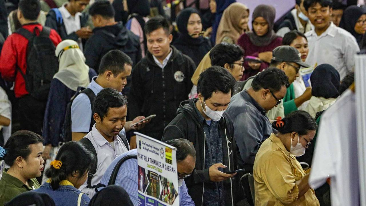 FOTO: Ribuan Pencari Kerja Padati Bursa Kerja di GOR Ciracas