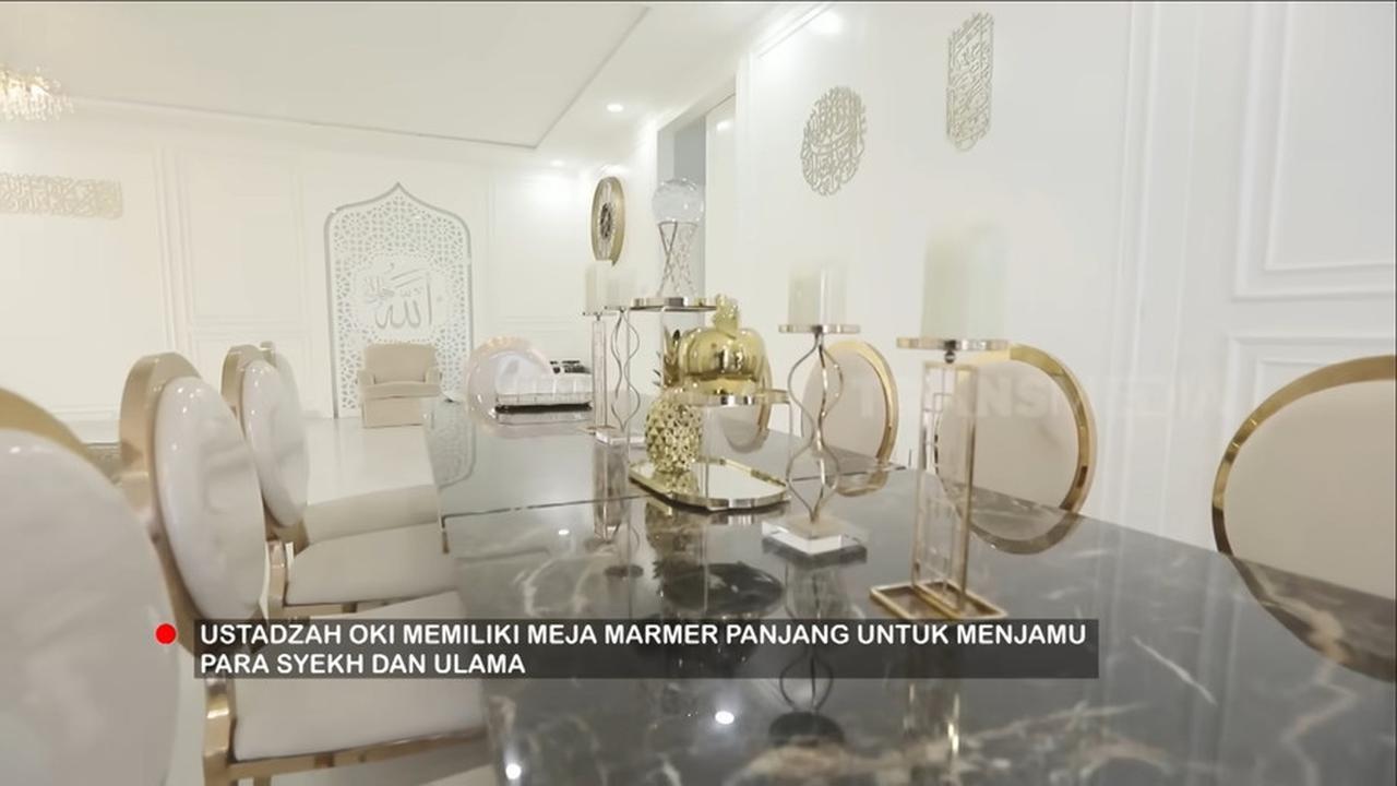 Tidak hanya ruang tamu yang luas, rumah ini juga memiliki meja makan mewah berukuran panjang yang dirancang untuk menyambut para ulama dan tamu penting.<br>