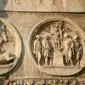 Ukiran Hadrian berburu singa bersama Antinous. Kabar selentingan para tokoh Romawi Kuno dan Yunani Kuno menjadi pembicaraan di tengah-tengah masyarakat pada masanya. (Sumber Ancient Origins)