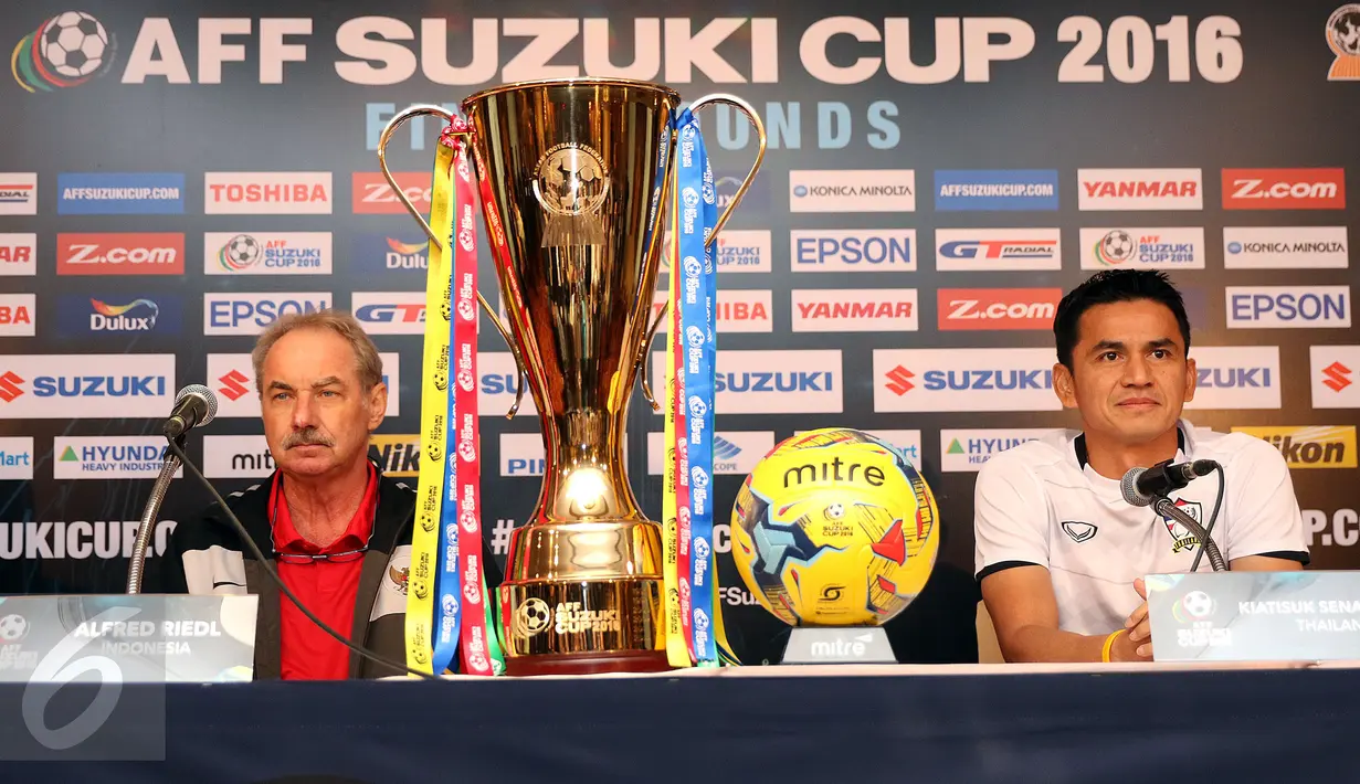 Pelatih Timnas Thailand, Kiatisuk Senamuang (kanan) memberi keterangan jelang final kedua Piala AFF 2016 di Bangkok, Thailand, Jumat (16/12). Indonesia akan melakoni final kedua  Piala AFF 2016 melawan Thailand. (Liputan6.com/Helmi Fithriansyah)