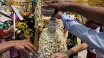 Para umat menuangkan air ke patung Buddha di Pagoda Shwedagon untuk menandai Hari Ulang Tahun Buddha, yang jatuh pada Hari Bulan Purnama Kasone, di Yangon pada 11 Mei 2025. (Sai Aung MAIN/AFP)