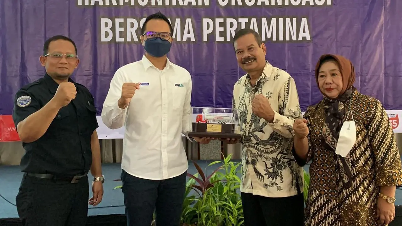 Pertamina Patra Niaga Regional Jawa Bagian Barat Fachrizal Imaduddin bertemu dengan DPD Organisasi Angkutan Darat (Organda) Jawa Barat Dida Suprinda. (Dok Pertamina)