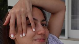Perempuan keturunan Wales dan Indonesia memang memiliki paras yang ayu. Bahkan saat ia tidak memakai makeup alias tampil natural, penampilan Pevita Pearce tetap curi perhatian. Kecantikan yang natural ini berhasil membuat netizen terkesima. (Liputan6.com/IG/@pevpearce)