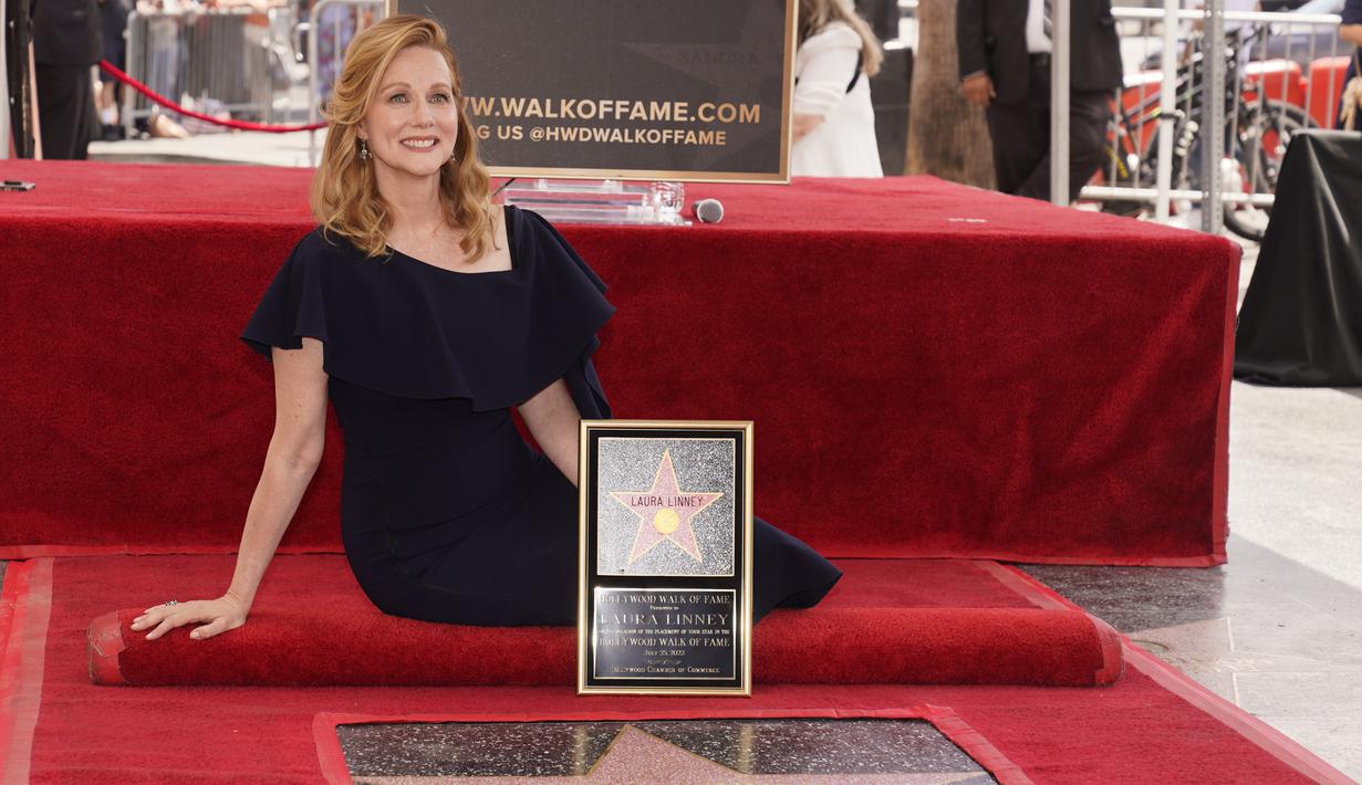 Aktris Laura Linney tersenyum sambil berrpose dengan bintang barunya selama Upacara Hollywood Walk of Fame di Los Angeles, California (25/7/2022). Laura Linney mengatakan bahwa bahkan setelah 30 tahun di industri hiburan dia masih "diam-diam terpana dan tidak begitu tenang" setiap hari. (AP Photo/Damian Dovarganes)