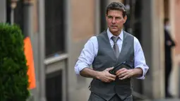 Aktor AS, Tom Cruise terlihat sedang syuting film "Mission Impossible 7" di Roma, Italia, Selasa (6/10/2020). Proses pengambilan gambar "Mission Impossible 7" kembali dilanjutkan setelah sempat terhenti akibat pandemi COVID-19. (Photo by Alberto PIZZOLI / AFP)