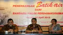 Suasana konferensi pers peresmian beroperasinya Batik Air di Bandara Halim Perdanakusuma, Jakarta, Kamis (2/4/2015). Dirut Batik Air, Capt. Achmad Lutfhfie (kiri) memberikan memberikan keterangan pers kepada wartawan (Liputan6.com/Yoppy Renato)