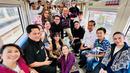 Artis papan atas termasuk Kirana Larasati, Ayu Dewi, Yuni Sara, Chelsea Islan, Widi Mulia, Nirina Zubir, Indy Barends, Aurelie Moeremans, Reisa Broto Asmoro, Desta, Candil, Lukman Sardi, Ari Lasso hingga Cak Lontong ikut menjajal LRT Jabodetabek bersama Presiden RI. Para artis tampak antusias dalam momen tersebut. (Liputan6.com/IG/@indybarends)