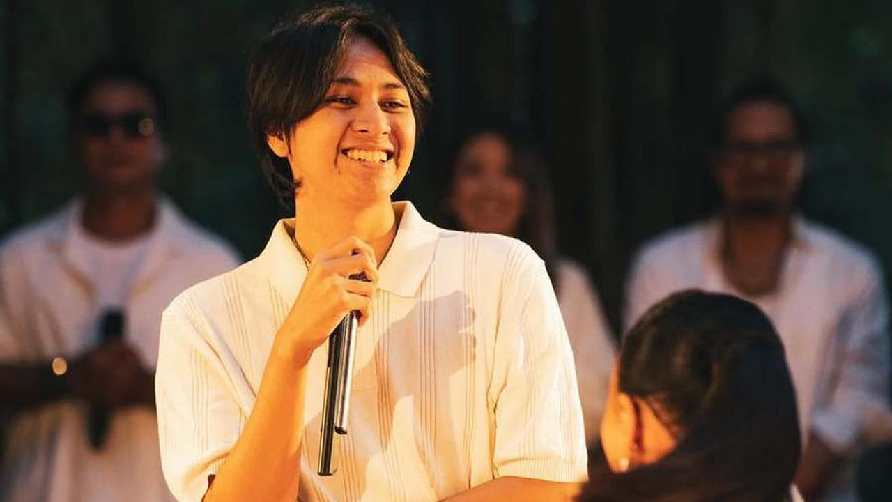 Tampil di Sebuah Acara, Potret Yuni Shara Dapat Suprise Ultah ke-53 - Cavin dan Cello Ungkap Sosok sang Ibunda yang Sebenarnya