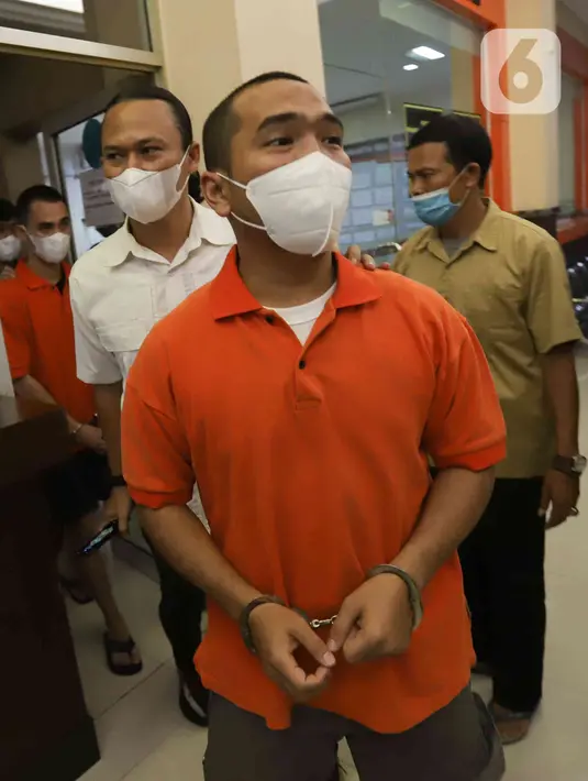 Tersangka pengeroyokan yang juga pengusaha pemilik gerai penjualan gawai, Putra Siregar  bersama artis Rico Valentino dihadirkan saat rilis kasus pengeroyokan di Polres Metro Jakarta Selatan, Rabu (13/4/2022). (Liputan6.com/Herman Zakharia)